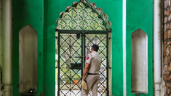 https://salarnews.in/public/uploads/images/newsimages/maannewsimage16082025_213240_Dargah wall collapse.jpg